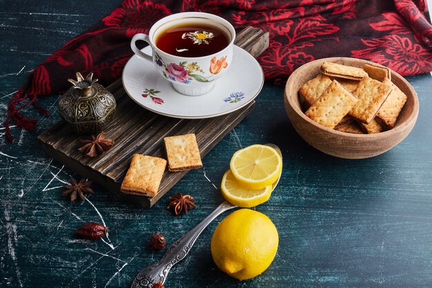 Galletas crujientes con una taza de té.