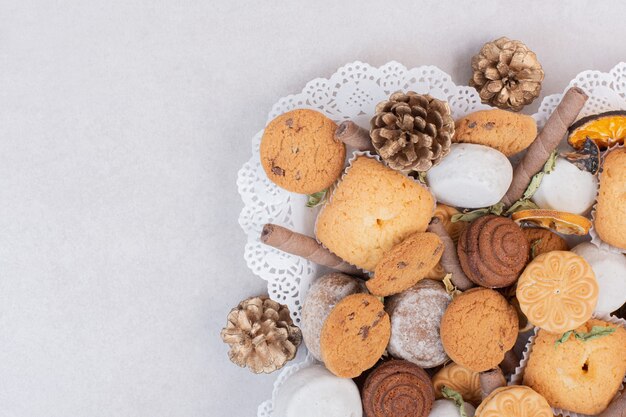 Galletas en cuerda en placa sobre superficie blanca