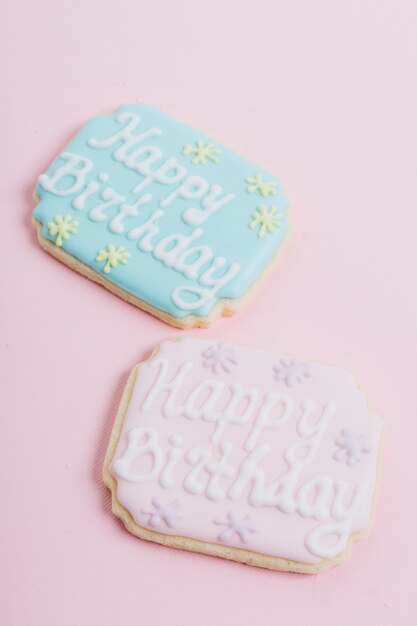 Galletas decoradas con texto de feliz cumpleaños.