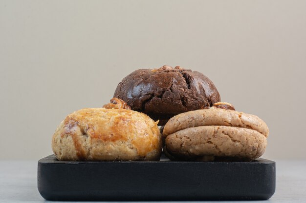 Galletas deliciosas frescas redondas en plato oscuro.