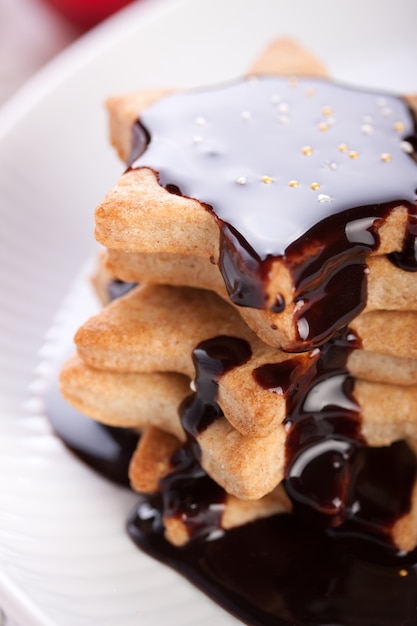 Foto gratuita galletas deliciosas con sirope de chocolate