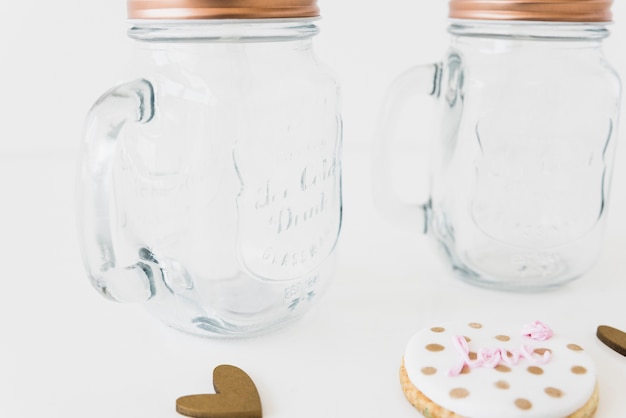 Foto gratuita galletas deliciosas y tarro de cristal en la superficie blanca