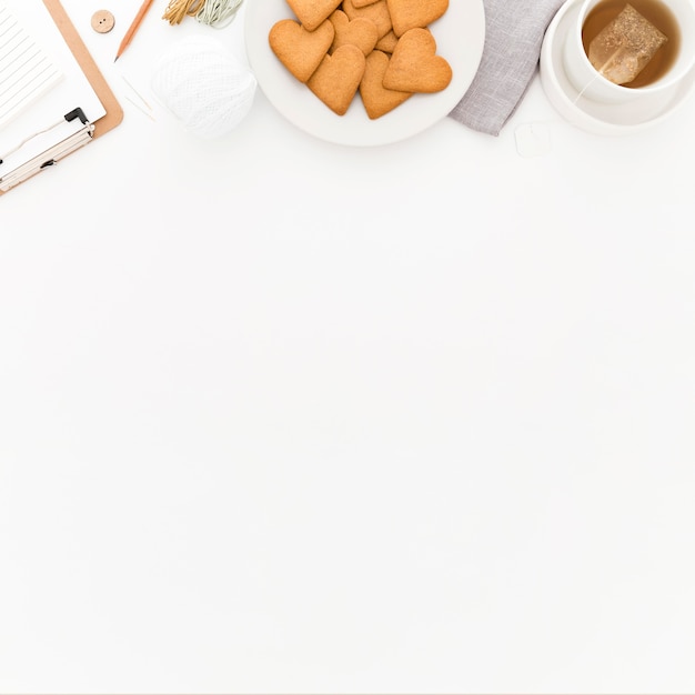 Foto gratuita galletas para el desayuno con espacio de copia