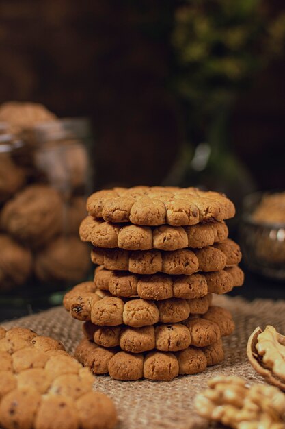 Galletas dulces apiladas en tela de arpillera