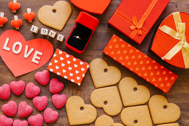 Foto gratuita galletas y dulces cerca de regalos