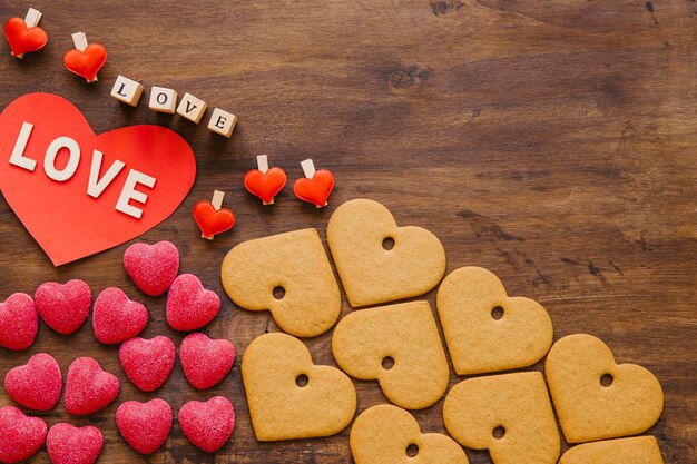 Foto gratuita galletas y dulces cerca de la tarjeta de felicitación