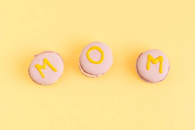 Galletas dulces de color rosa con el título de mamá