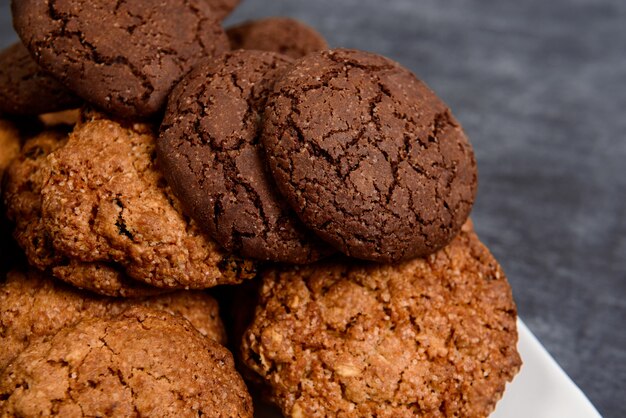 Galletas dulces en mesa de madera