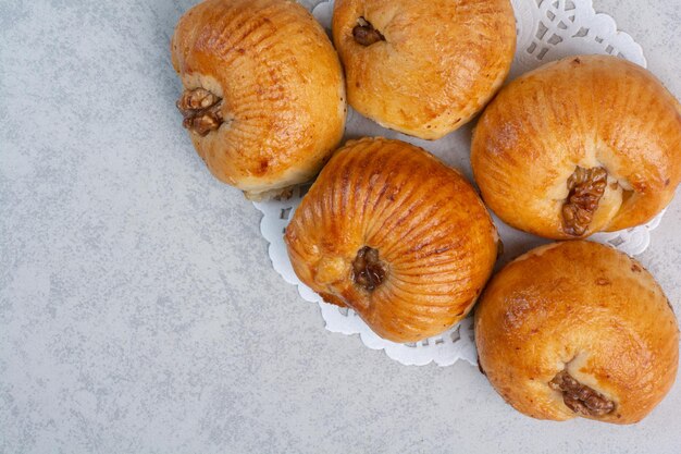 Galletas dulces con nueces sobre fondo gris. Foto de alta calidad