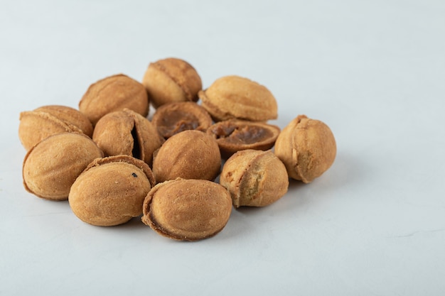 Foto gratuita galletas dulces de nuez en blanco.