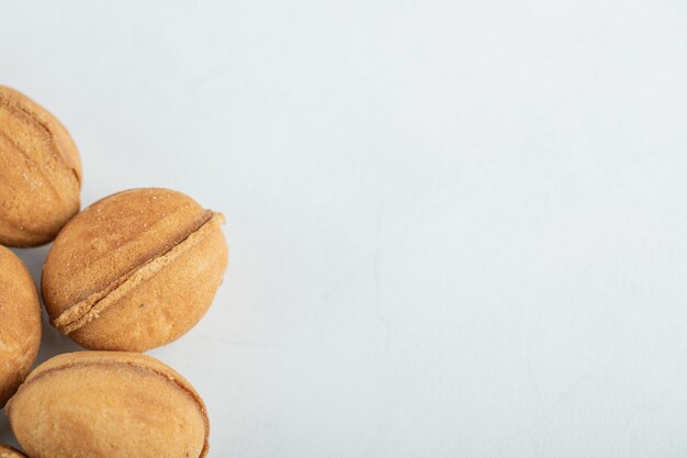 Galletas dulces de nuez en blanco.