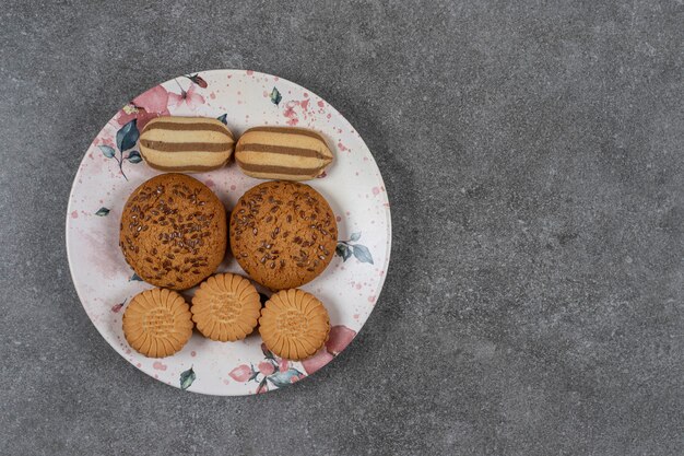 Galletas dulces en el plato sobre la superficie de mármol