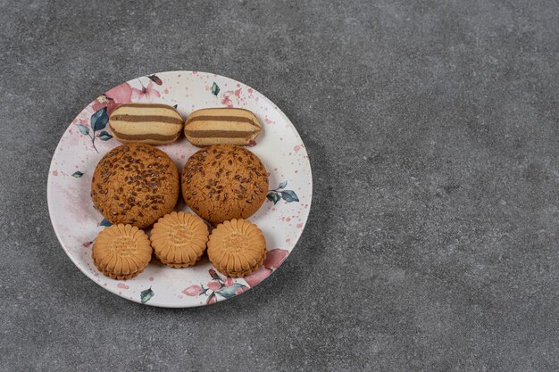 Galletas dulces en el plato sobre la superficie de mármol