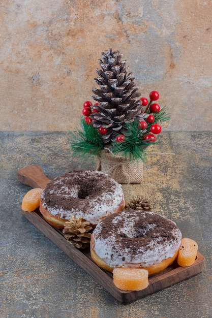 Galletas dulces redondas con caramelos de gelatina y piñas. Foto de alta calidad