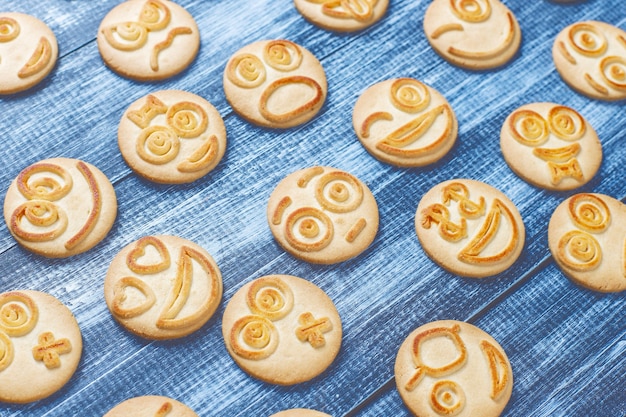 Foto gratuita galletas de emociones diferentes divertidas, galletas sonrientes y tristes