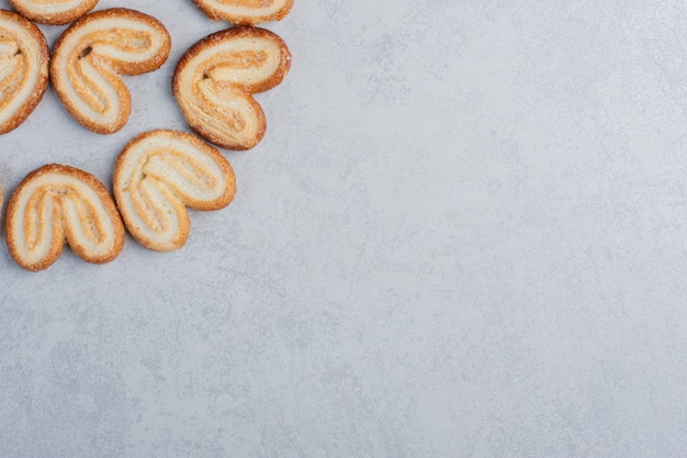 Galletas escamosas agrupadas en superficie de mármol