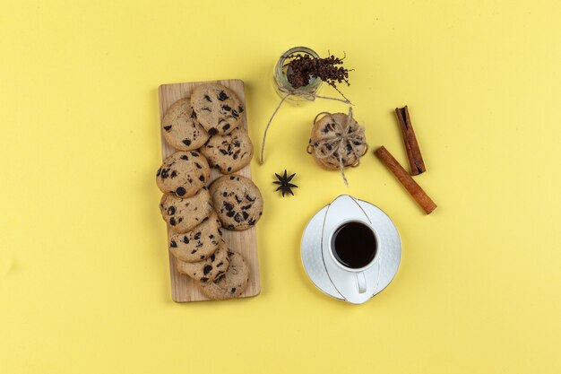 Galletas, especias y taza de café.