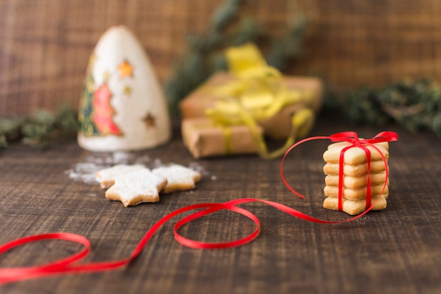 Foto gratuita galletas estrella con cajas de regalo.