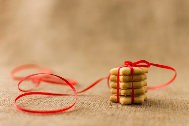 Foto gratuita galletas estrella pequeñas con lazo rojo.