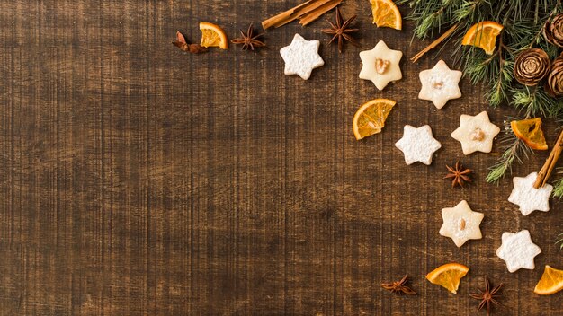 Galletas estrella con ramas verdes y naranja.