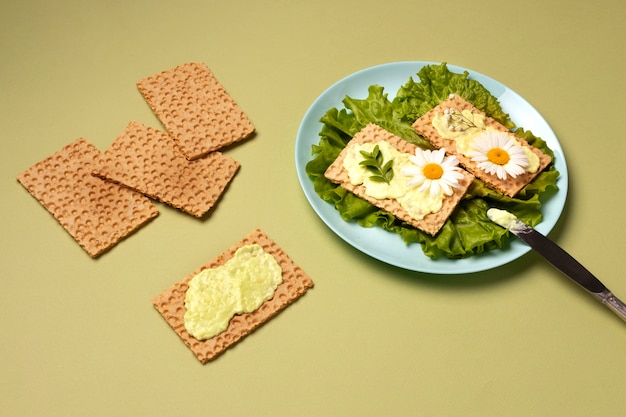 Galletas con flores de alto ángulo