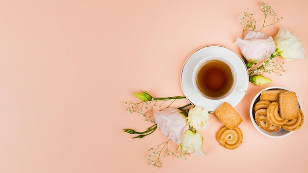 Galletas y flores en plano