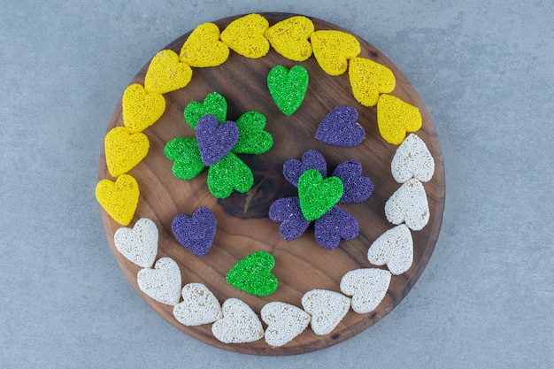 Foto gratuita galletas en forma de corazón en la bandeja, sobre la mesa de mármol.