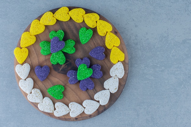 Galletas en forma de corazón en la bandeja, sobre la mesa de mármol.