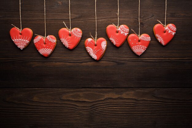 Galletas con forma de corazón colgando de cuerdas