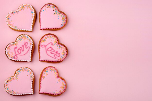 Galletas en forma de corazón para el día de San Valentín con espacio de copia
