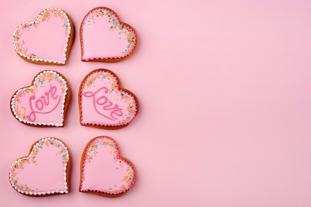 Galletas en forma de corazón para el día de San Valentín con espacio de copia