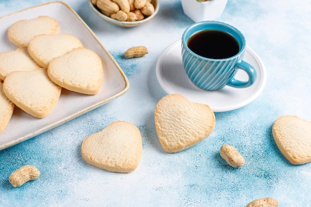 Galletas en forma de corazón con maní.