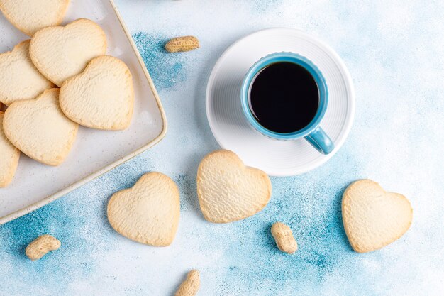 Galletas en forma de corazón con maní.