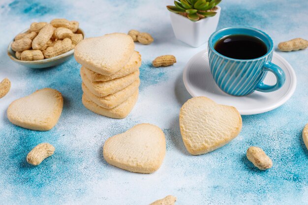 Galletas en forma de corazón con maní.