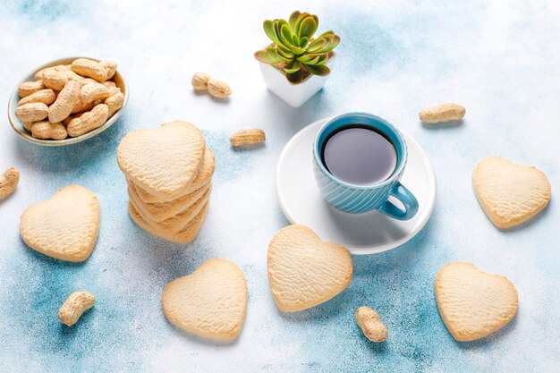 Galletas en forma de corazón con maní.