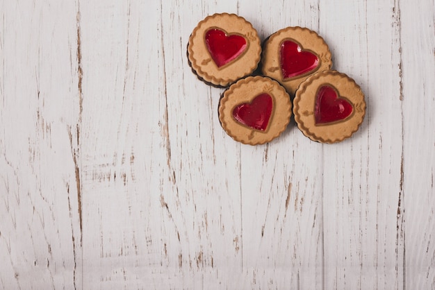 Galletas con forma de corazón en una mesa de madera