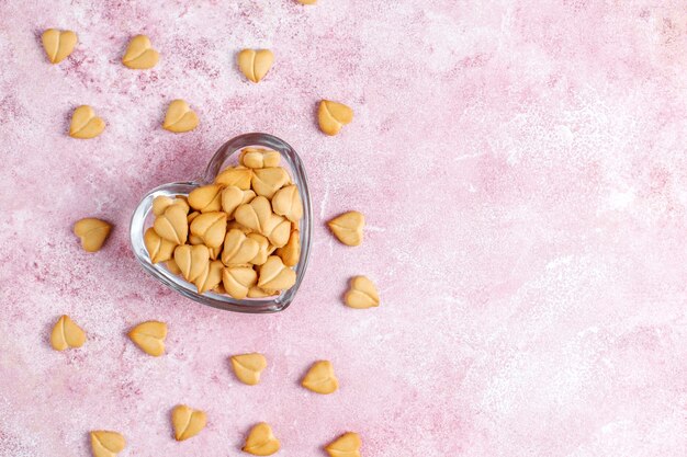 Foto gratuita galletas en forma de corazón en un recipiente en forma de corazón.