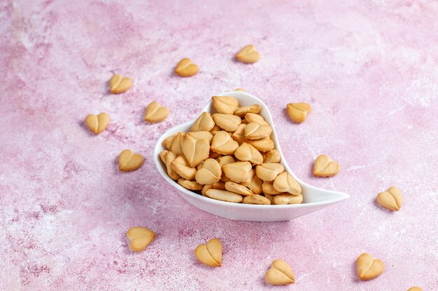 Galletas en forma de corazón en un recipiente en forma de corazón.