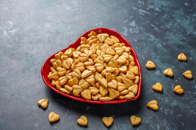 Galletas en forma de corazón en un recipiente en forma de corazón.