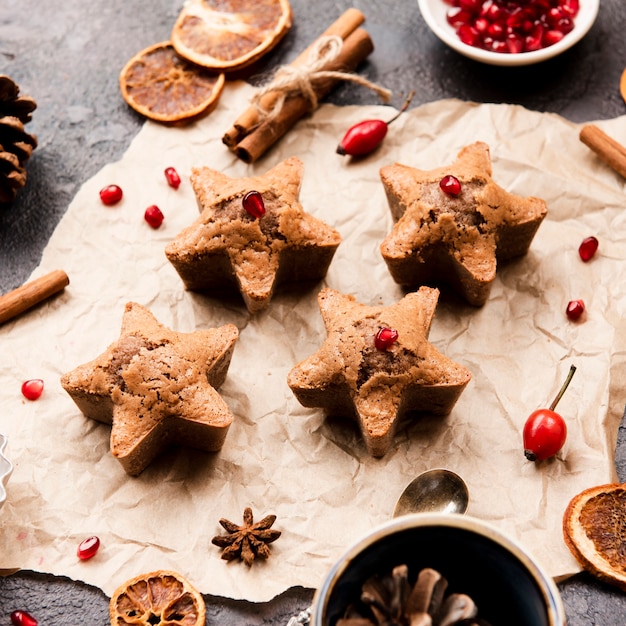 Galletas en forma de estrella con granada y rosa mosqueta