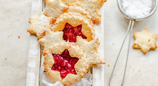 Galletas en forma de estrella rellenas de salsa de arándanos