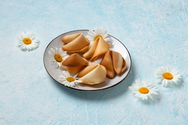 Galletas de la fortuna y flores de alto ángulo