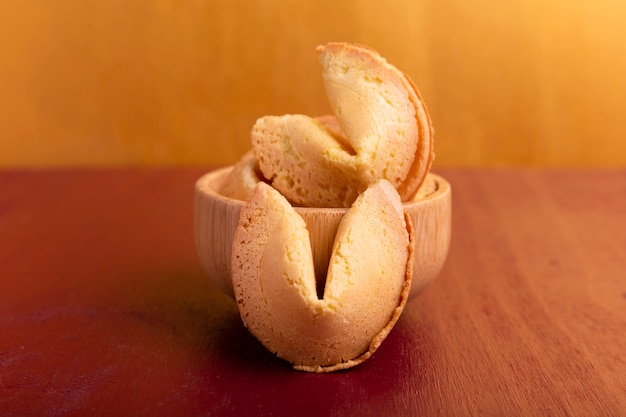 Foto gratuita galletas de la fortuna con fondo dorado para el año nuevo chino