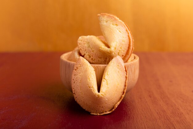 Galletas de la fortuna con fondo dorado para el año nuevo chino