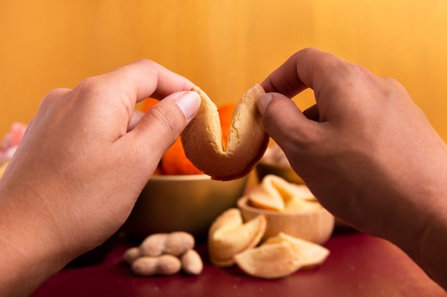 Galletas de la fortuna en manos para el año nuevo chino