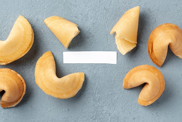 Foto gratuita galletas de la fortuna planas con nota en blanco