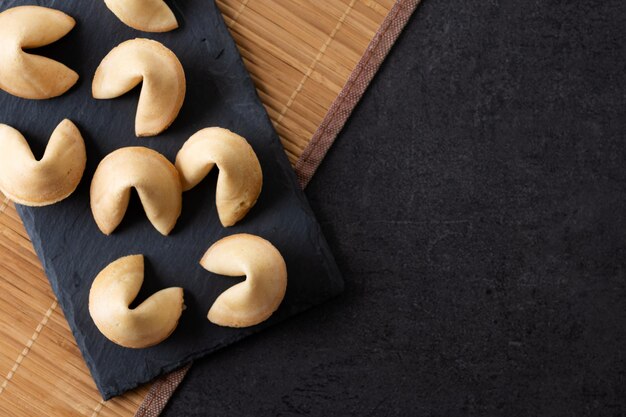 Galletas de la fortuna tradicional pizarra negra backgroundxA