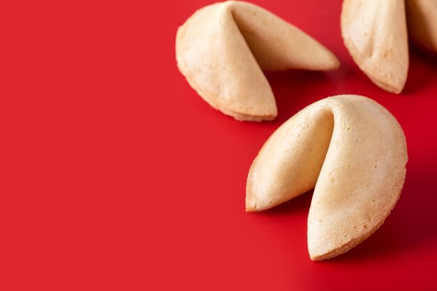 Galletas de la fortuna tradicionales sobre fondo rojo.