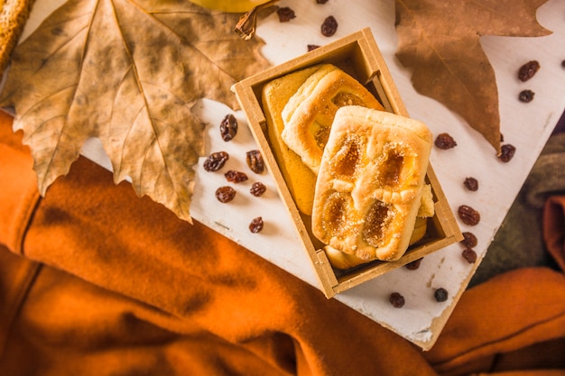 Galletas frescas cerca de las hojas