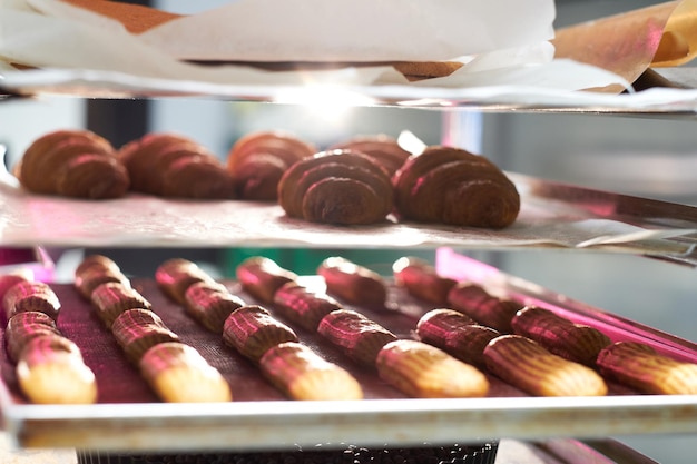 Las galletas frescas con chocolate están listas para ser sacadas del horno en la panadería.